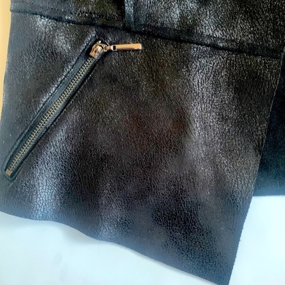 Sz M Unstructured Black Faux Leather and Faux Fur Vest w Side Zipper Pockets - Picture 11 of 13